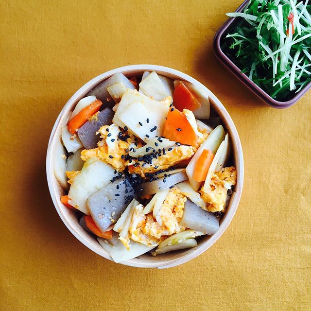 きょうのお弁当(1/31)根菜と玉子のピリ辛炒め丼、水菜の浅漬け。