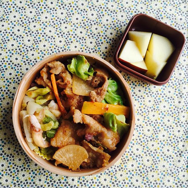 きょうのお弁当(2/9)豚コマと野菜の味噌炒め丼、白菜とお麸の梅あえ、りんご。