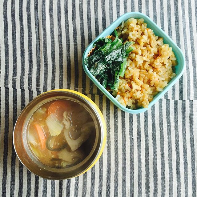 きょうのお弁当(3/22)白菜とれんこんの豚汁、にんじんと油揚げのおこわ、小松菜の練りごまあえ。