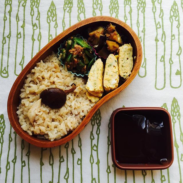 きょうのお弁当（10/11）鯛のほぐし身のまぜご飯、モロッコいんげんの胡麻和え、茄子のポン酢浸し、あおさ入りだし巻き。